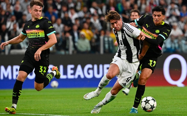 Juventus' Serbian forward #09 Dusan Vlahovic fights for the ball with PSV Eindhoven's American midfielder #37 Richard Ledezma during the UEFA Champions League 1st round day 1 football match between Juventus FC and PSV Eindhoven, at the Juventus Stadium in Turin on September 17, 2024. (Photo by Isabella BONOTTO / AFP)