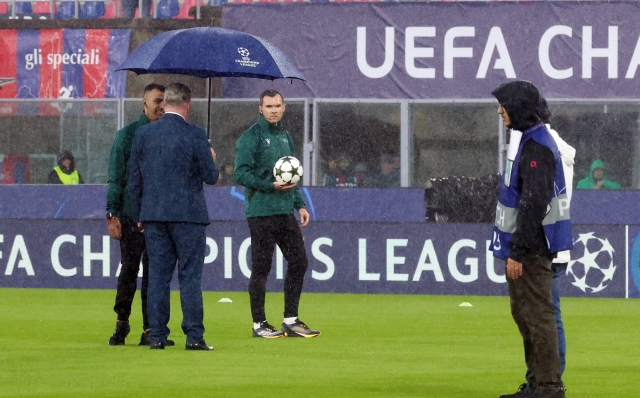 the referees check the condition of the playing field before the Uefa Champions League soccer match between Bologna f.c. and Shakhtar Donetsk at the Dall’Ara Stadium, Bologna, northern Italy, Wednesday, September 18, 2024. Sport - Soccer - (Photo Michele Nucci - LaPresse)