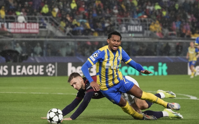 Shakhtar Donetsk's Eguinaldo fights for the ball with Bologna's Stefan Posch during the Uefa Champions League 2024/2025 soccer match between Bologna and Shakhtar Donetsk at Renato Dall?Ara Stadium - Sport, Soccer - Bologna, Italy - Wednesday September 18, 2024 (Photo by Massimo Paolone/LaPresse)