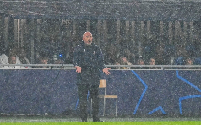 Bologna's Italian coach Vincenzo Italiano reacts during the UEFA Champions League 1st round day 1 football match between Bologna FC and Shakthar Donetsk, at the Stadio Renato Dall'Ara in Bologna on September 18, 2024. (Photo by Andreas SOLARO / AFP)