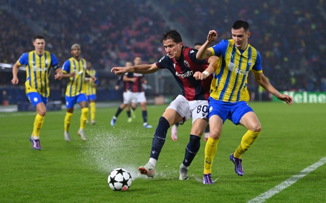 BOLOGNA, ITALY - SEPTEMBER 18: Giovanni Fabbian of Bologna is challenged by Marian Shved of FC Shakhtar Donetsk  during the UEFA Champions League 2024/25 League Phase MD1 match between Bologna FC 1909 and FC Shakhtar Donetsk at Stadio Renato Dall'Ara on September 18, 2024 in Bologna, Italy. (Photo by Justin Setterfield/Getty Images)