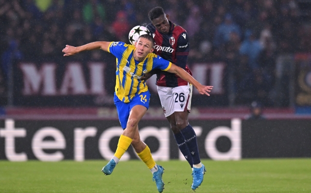 BOLOGNA, ITALY - SEPTEMBER 18:  Danylo Sikan of FC Shakhtar Donetsk competes for the ball with Jhon Lucumí of Bologna during the UEFA Champions League 2024/25 League Phase MD1 match between Bologna FC 1909 and FC Shakhtar Donetsk at Stadio Renato Dall'Ara on September 18, 2024 in Bologna, Italy. (Photo by Alessandro Sabattini/Getty Images)