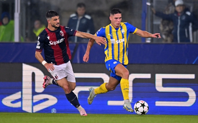 BOLOGNA, ITALY - SEPTEMBER 18: Riccardo Orsolini of Bologna  competes for the ball with Georgiy Sudakov of FC Shakhtar Donetsk during the UEFA Champions League 2024/25 League Phase MD1 match between Bologna FC 1909 and FC Shakhtar Donetsk at Stadio Renato Dall'Ara on September 18, 2024 in Bologna, Italy. (Photo by Alessandro Sabattini/Getty Images)