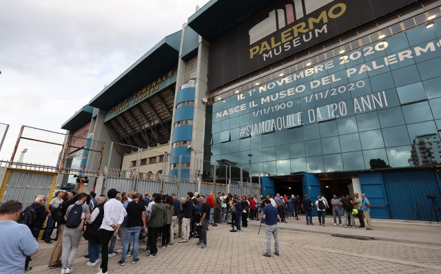 I  tifosi aspettano di entrare nella camera ardente di Totò Schiillaci per rendere omaggio ad un grande campione Palermo, Addio Totò Schillaci, l\'omaggio alla camera ardente nello stadio Barbera di Palermo  September 18, 2024  ( Alberto Lo Bianco/Lapresse)  in the photo the fans are waiting to enter Totò Schiillaci\'s funeral home to pay homage to a great champion Farewell Totò Schillaci, the tribute to the funeral chapel in the Barbera stadium in Palermo September 18, 2024 (Alberto Lo Bianco/Lapresse)