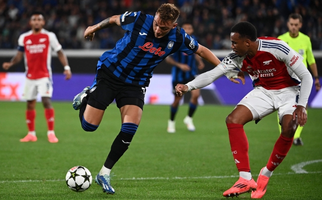 Atalanta's Italian forward #32 Mateo Retegui (L) challenges Arsenal's Brazilian defender #06 Gabriel during the UEFA Champions League 1st round day 1 football match between Atalanta Bergamo and Arsenal at the Atleti Azzurri d'Italia stadium in Bergamo on September 19, 2024. (Photo by Isabella BONOTTO / AFP)