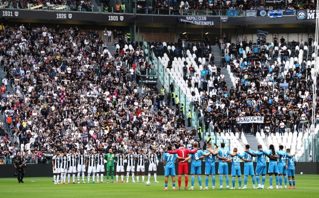 TURIN, ITALY - SEPTEMBER 21: Players of both teams observe a minutes silence prior to the Serie A match between Juventus and Napoli at  on September 21, 2024 in Turin, Italy. (Photo by Marco Luzzani/Getty Images)