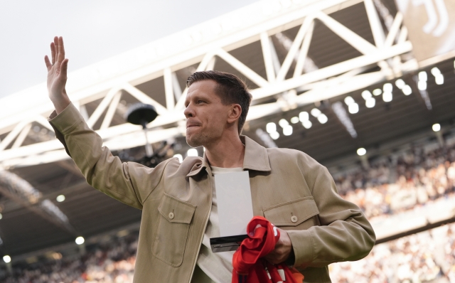 Wojciech Szczeny receives an award for 252 appearances in the Juventus shirt at the Serie A soccer match between Juventus Fc and SSC Napoli at the Juventus Stadium in Turin, north west Italy - September 21, 2024. Sport - Soccer (Photo by Fabio Ferrari/LaPresse)