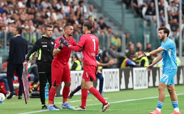 TURIN, ITALY - SEPTEMBER 21: Elia Caprile of Napoli interacts with Alex Meret of Napoli, as he is substituted during the Serie A match between Juventus and Napoli at Allianz Stadium on September 21, 2024 in Turin, Italy. (Photo by Marco Luzzani/Getty Images)