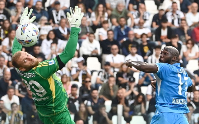 Napoli's Belgian forward #11 Romelu Lukaku (R) reacts next to Juventus' Italian goalkeeper #29 Michele Di Gregorio during an Italian Serie A football match between Juventus and Napoli at the Allianz Stadium in Turin, on September 21, 2024. (Photo by Isabella BONOTTO / AFP)