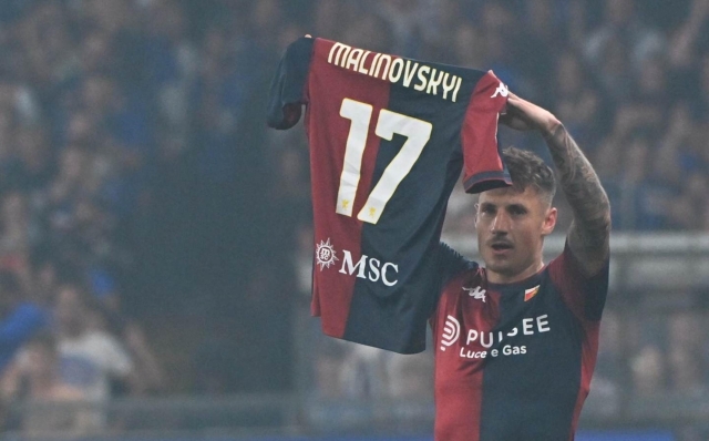 Genoa's  Andrra Pinamonti jubilates with his teammates after score the gol during the Italy Cup match Genoa Cfc vs Uc Sampdoria, at Luigi Ferraris stadium. Genova, 25 september 2024. ANSA/LUCA ZENNARO