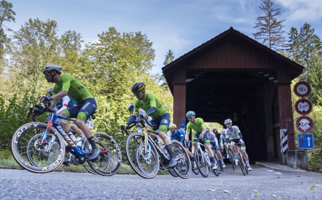 epa11631832 Riders compete on the climb up to Kyburg in the Men Elite Road Race at the 2024 UCI Road and Para-cycling Road World Championships in Zurich, Switzerland, 29 September 2024.  EPA/TIL BUERGY