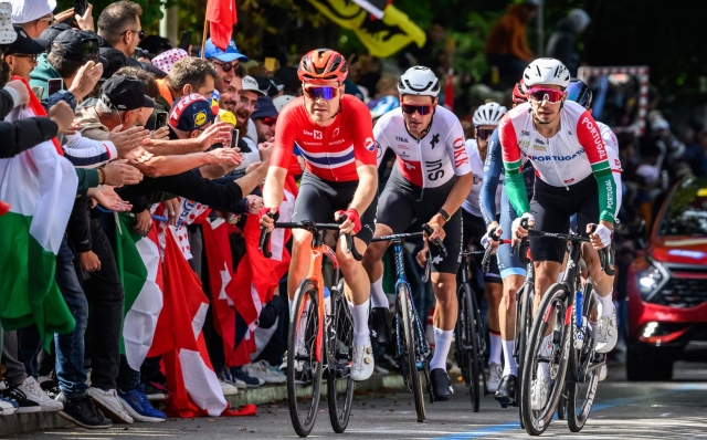 (From L) Norway's Tobias Foss, Switzerland's Silvan Dillier and Portugal's Rui Oliveira lead the race in the Zurichbergstrasse in the men's Elite Road Race cycling event during the UCI 2024 Road World Championships, in Zurich, on September 29, 2024. (Photo by Fabrice COFFRINI / AFP)