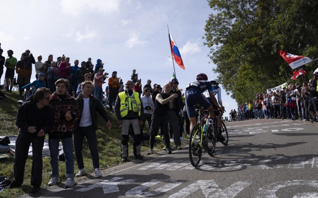 epa11631992 Riders climb up to Forch as they compete in the Men Elite Road Race at the 2024 UCI Road and Para-cycling Road World Championships in Zurich, Switzerland, 29 September 2024.  EPA/TIL BUERGY