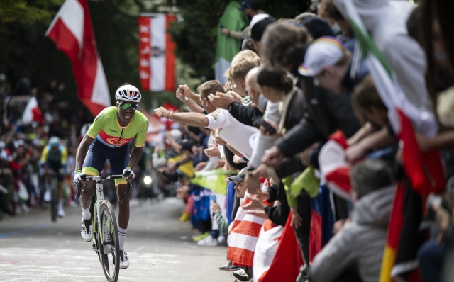 epaselect epa11632192 Henok Mulubrhan of Eritrea competes up to Zurichberg street the Men Elite Road Race at the 2024 UCI Road and Para-cycling Road World Championships in Zurich, Switzerland, 29 September 2024.  EPA/ENNIO LEANZA