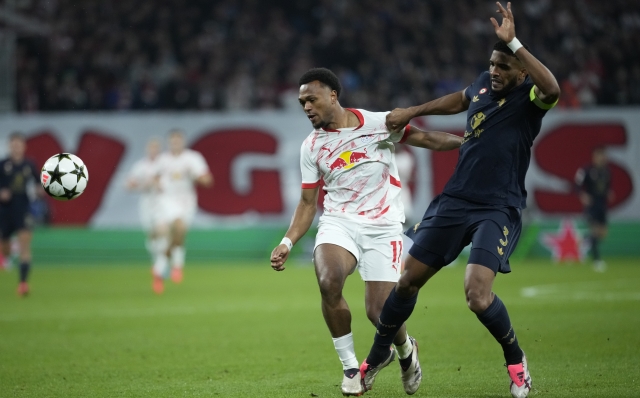 Leipzig's Lois Openda, left, and Juventus' Bremer, fight for the ball during the UEFA Champions League opening phase soccer match between Leipzig and Juventus in Leipzig, Germany, Wednesday, Oct. 2, 2024.(AP Photo/Ebrahim Noroozi)