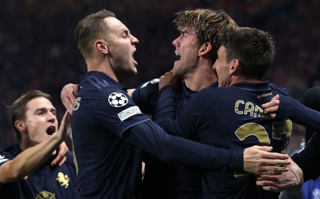 Juventus' Serbian forward #09 Dusan Vlahovic (C) celebrates with teammates after scoring his team's first goal during the UEFA Champions League football match between RB Leipzig and Juventus FC at the Red Bull Arena in Leipzig on October 2, 2024. (Photo by Ronny HARTMANN / AFP)