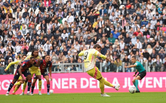 TURIN, ITALY - OCTOBER 06: Dusan Vlahovic of Juventus scores a penalty to give the side a 1-0 lead during the Serie A match between Juventus FC and Cagliari Calcio at  Allianz Stadium on October 06, 2024 in Turin, Italy. (Photo by Jonathan Moscrop/Getty Images)