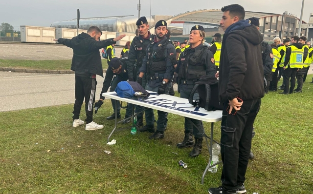 Forze dell'ordine eseguono controlli nella zona dello stadio di Udine dove si giocherà la partita di Nation League Italia-Israele, 14 ottobre 2024.  /// Law enforcement carry out checks in the area of the stadium of Udine where the game of Nation League Italy-Israel will be played, Udine, Italy, 14 October 2024.   ANSA / Lorenzo Padovan