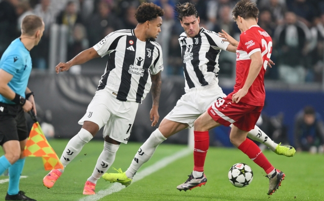 Juventus'  Dusan Vlahovic and Stuttgart's Anthony Rouault in action during the Uefa Champions League soccer match Juventus  FC vs Stuttgart FC at the Allianz Stadium in Turin, Italy, 22 october 2024 ANSA/ALESSANDRO DI MARCO