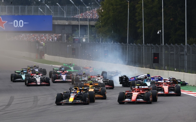 MEXICO CITY, MEXICO - OCTOBER 27: Max Verstappen of the Netherlands driving the (1) Oracle Red Bull Racing RB20 leads Carlos Sainz of Spain driving (55) the Ferrari SF-24 and Lando Norris of Great Britain driving the (4) McLaren MCL38 Mercedes into turn 1 at the start during the F1 Grand Prix of Mexico at Autodromo Hermanos Rodriguez on October 27, 2024 in Mexico City, Mexico. (Photo by Mark Thompson/Getty Images)