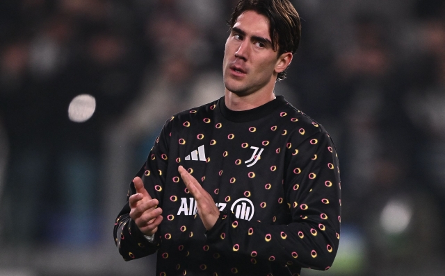 Juventus Serbian forward #09 Dusan Vlahovic warms up before the Italian Serie A football match between Juventus and Torino at the "Allianz Stadium" in Turin, on November 9, 2024. (Photo by MARCO BERTORELLO / AFP)