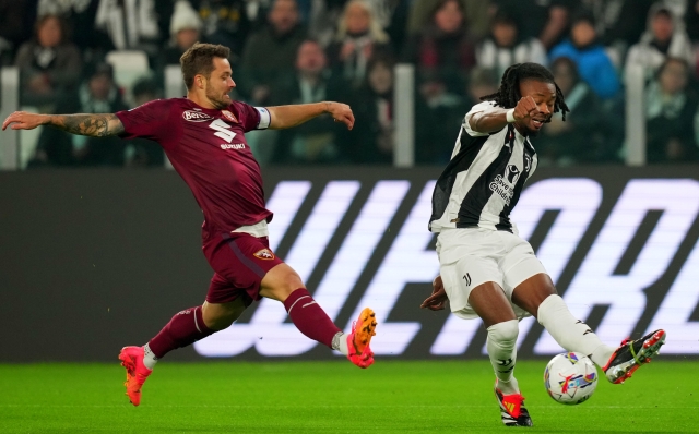 Torino?s Karol Linetty  fight for the ball with Juventus' Khephren Thuram during  the Serie A soccer match between Juventus and Torino at Allianz Stadium in Turin , North Italy - Saturday , November 09 , 2024. Sport - Soccer . (Photo by Spada/Lapresse)