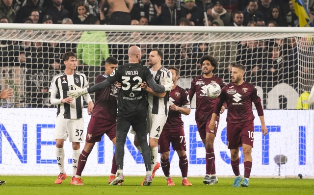 Torino?s goalkeeper Vanja Milinkovic-Savic discusses with Juventus? Federico Gatti during the Serie A soccer match between Juventus and Torino FC at the Juventus Stadium in Turin, north west Italy - November 09, 2024. Sport - Soccer EXCLUSIVE TORINO FC (Photo by Fabio Ferrari/LaPresse)