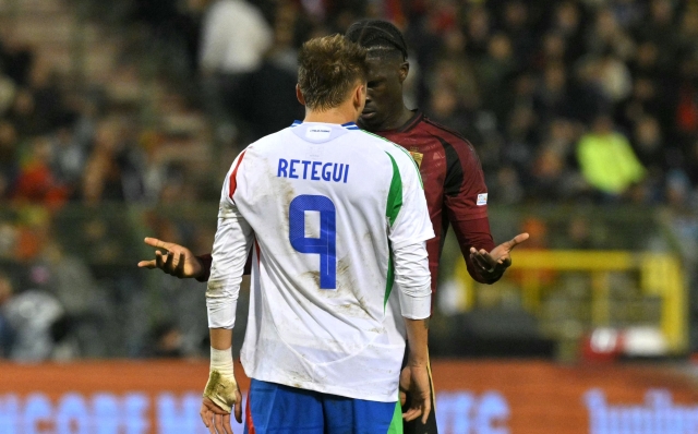 Belgium's midfielder # Amadou Onana argues with Italy's forward #09 Mateo Retegui during the UEFA Nations League Group A2 football match between Belgium and Italy at the King Baudouin Stadium in Brussels on November 14, 2024. (Photo by NICOLAS TUCAT / AFP)