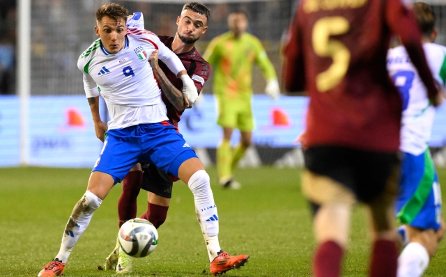 Italy's forward #09 Mateo Retegui fights for the ball with Belgium's defender #02 Zeno Debast during the UEFA Nations League Group A2 football match between Belgium and Italy at the King Baudouin Stadium in Brussels on November 14, 2024. (Photo by JOHN THYS / AFP)