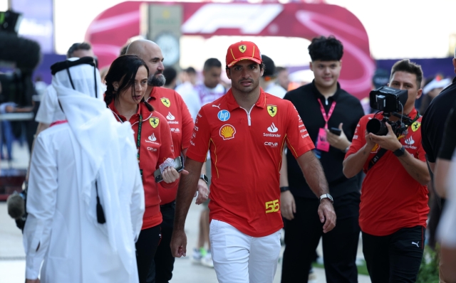 epa11747638 Spanish driver Carlos Sainz Jr of Scuderia Ferrari arrives for the practice session of the Formula 1 Qatar Grand Prix in Lusail, Qatar, 29 November 2024. The Formula 1 Qatar Grand Prix will be held on 01 December 2024.  EPA/ALI HAIDER