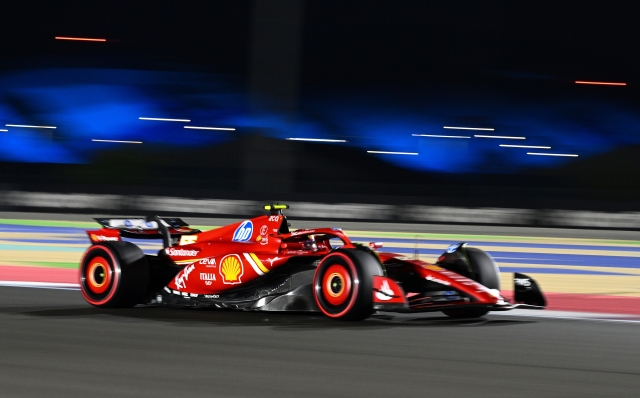 LUSAIL CITY, QATAR - NOVEMBER 29: Carlos Sainz of Spain driving (55) the Ferrari SF-24 on track during Sprint Qualifying ahead of the F1 Grand Prix of Qatar at Lusail International Circuit on November 29, 2024 in Lusail City, Qatar. (Photo by Clive Mason/Getty Images)