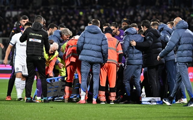 I calciatori della Fiorentina circondano Edoardo Bove che sta ricevendo cure mediche mentre è crollato al suolo in campo durante l'incontro con l'Inter al Franchi il primo dicembre 2024.   ANSA / CLAUDIO GIOVANNINI