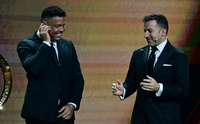 Italian former professional footballer Alessandro Del Piero (R) and   Brazilian former football player Ronaldo Nazario participate in the 2025 FIFA Club World Cup Draw ceremony in Miami on December 5, 2024. (Photo by Giorgio VIERA / AFP)