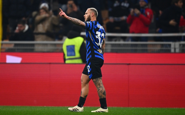 MILAN, ITALY - DECEMBER 06: Federico Dimarco of FC Internazionale celebrates after scoring his team's first goal during the Serie match between Inter and Parma at Stadio Giuseppe Meazza on December 06, 2024 in Milan, Italy. (Photo by Mattia Ozbot - Inter/Inter via Getty Images)