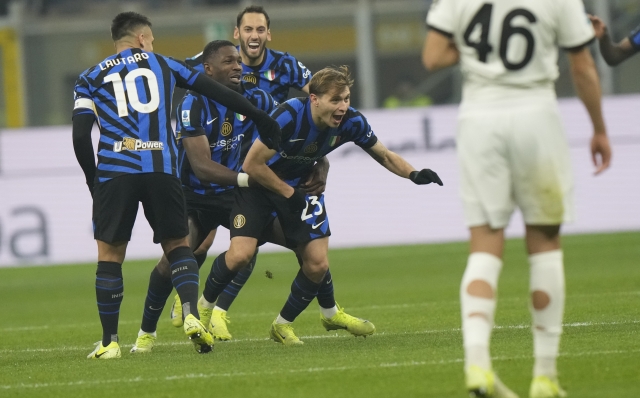 Inter Milan's Nicolo Barella, right, celebrates with teammates after scoring during the Serie A soccer match between Inter Milan and Parma at the San Siro stadium in Milan, Italy, Friday, Dec.6, 2024. (AP Photo/Luca Bruno)