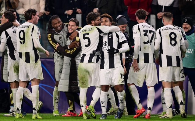 Juventus' US midfielder #16 Weston McKennie (CR) is congratulated by Juventus' Italian midfielder #05 Manuel Locatelli (CL) after scoring Juventus' second goal during the UEFA Champions League, league phase day 6, football match between Juventus (ITA) and Manchester City (ENG) at the Allianz stadium in Turin, on December 11, 2024. (Photo by Marco BERTORELLO / AFP)