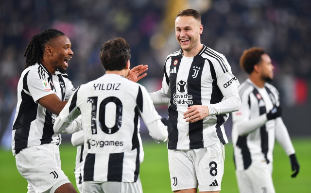 TURIN, ITALY - DECEMBER 17: Teun Koopmeiners of Juventus celebrates scoring his team's second goal with teammates during the Coppa Italia match between Juventus FC and Cagliari Calcio at Allianz Stadium on December 17, 2024 in Turin, Italy. (Photo by Valerio Pennicino/Getty Images)