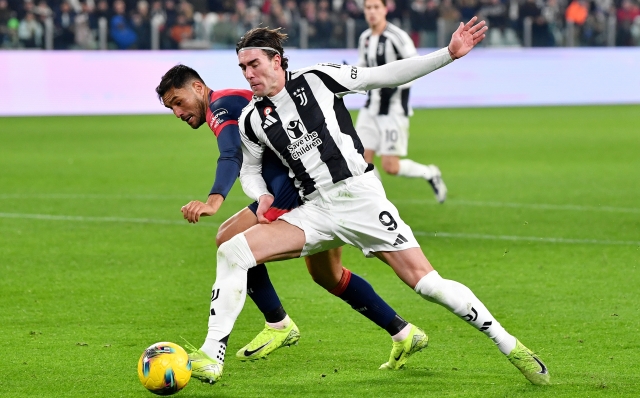 TURIN, ITALY - DECEMBER 17: Gianluca Lapadula of Cagliari (L) battles for the ball with Dusan Vlahovic of Juventus during the Coppa Italia match between Juventus FC and Cagliari Calcio at Allianz Stadium on December 17, 2024 in Turin, Italy. (Photo by Valerio Pennicino/Getty Images)