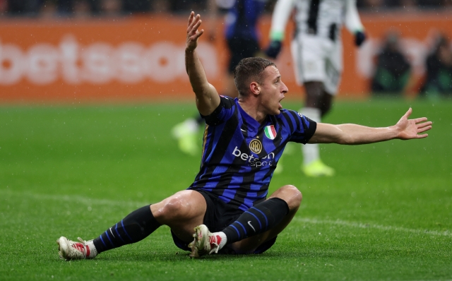 MILAN, ITALY - DECEMBER 19: Davide Frattesi of FC Internazionale, in action, reacts during Coppa Italia Match between FC Internazionale and Udinese Calcio at Stadio Giuseppe Meazza on December 19, 2024 in Milan, Italy. (Photo by Francesco Scaccianoce - Inter/Inter via Getty Images)