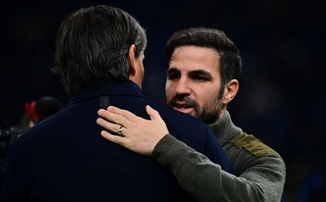 Inter Milan's Italian head coach Simone Inzaghi (L) embraces Como's Spanish head coach Francesc Fabregas prior to the Italian Serie A football match between Inter Milan and Como at the San Siro Stadium in Milan on December 23, 2024. (Photo by Piero CRUCIATTI / AFP)