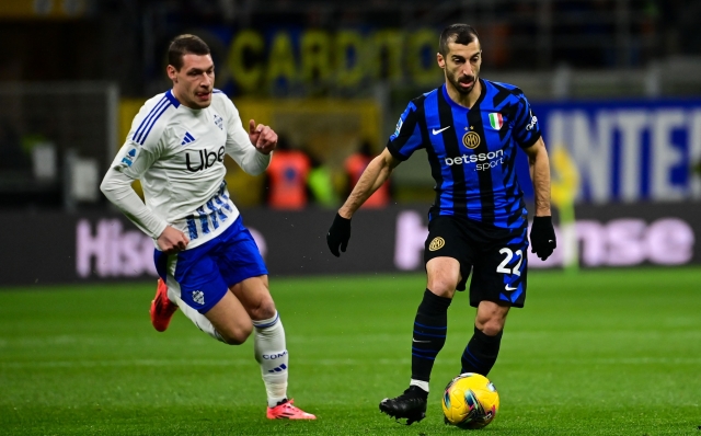 Como's Italian forward #11 Andrea Belotti (L) fights for the ball with Inter Milan's Armenian midfielder #22 Henrikh Mkhitaryan during the Italian Serie A football match between Inter Milan and Como at the San Siro Stadium in Milan on December 23, 2024. (Photo by Piero CRUCIATTI / AFP)