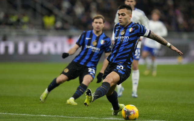 Inter Milan's Lautaro Martinez controls the ball during a Serie A soccer match between Inter Milan and Como at the San Siro stadium in Milan, Italy, Monday, Dec.23, 2024. (AP Photo/Luca Bruno)