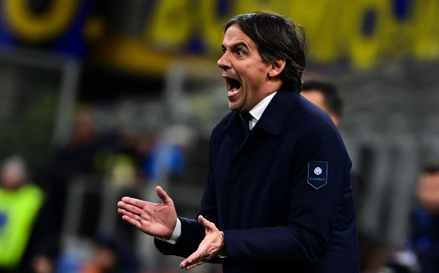 Inter Milan's Italian head coach Simone Inzaghi shouts instructions to his players from the touchline during the Italian Serie A football match between Inter Milan and Como at the San Siro Stadium in Milan on December 23, 2024. (Photo by Piero CRUCIATTI / AFP)