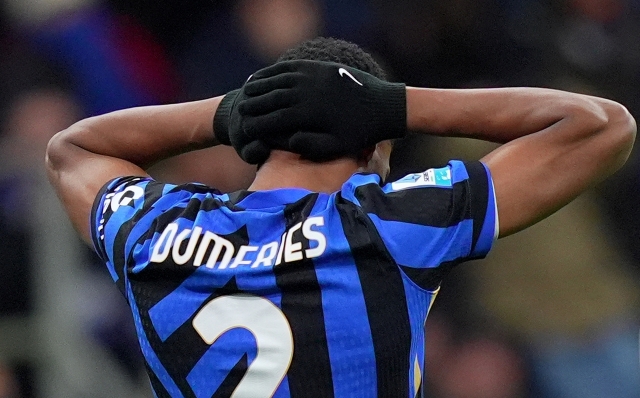 Inter Milan?s Denzel Dumfries   during  the Serie A soccer match between Inter and Como  at San Siro  Stadium in Milan  , North Italy - Monday  , December  23  , 2024. Sport - Soccer . (Photo by Spada/Lapresse)