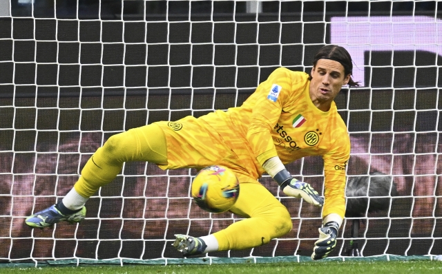 MILAN, ITALY - DECEMBER 23: Yann Sommer of FC Internazionale in action during the Serie A match between FC Internazionale and Como at Stadio Giuseppe Meazza on December 23, 2024 in Milan, Italy. (Photo by Mattia Ozbot - Inter/Inter via Getty Images)