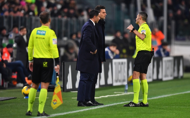 TURIN, ITALY - DECEMBER 29: Referee Maurizio Mariani speaks with Raffaele Palladino, Head Coach of Fiorentina, and Thiago Motta, Head Coach of Juventus, following a break in play due to chants from Fiorentina fans towards Dusan Vlahovic of Juventus (not pictured) during the Serie A match between Juventus and Fiorentina at Allianz Stadium on December 29, 2024 in Turin, Italy. (Photo by Valerio Pennicino/Getty Images)