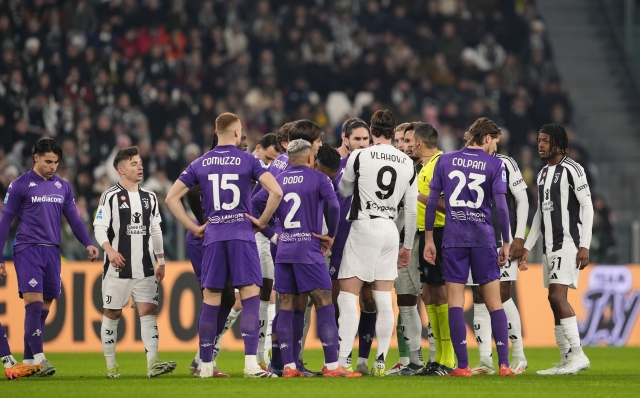 referee Mariani talks to the players of the teams during the Serie A soccer match between Juventus and Fiorentina at the Juventus Stadium in Turin, north west Italy - December 29, 2024. Sport - Soccer FC (Photo by Fabio Ferrari/LaPresse)