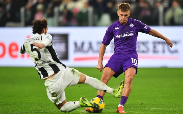 TURIN, ITALY - DECEMBER 29: Albert Gudmundsson of Fiorentina shoots whilst under pressure from Manuel Locatelli of Juventus during the Serie A match between Juventus and Fiorentina at Allianz Stadium on December 29, 2024 in Turin, Italy. (Photo by Valerio Pennicino/Getty Images)