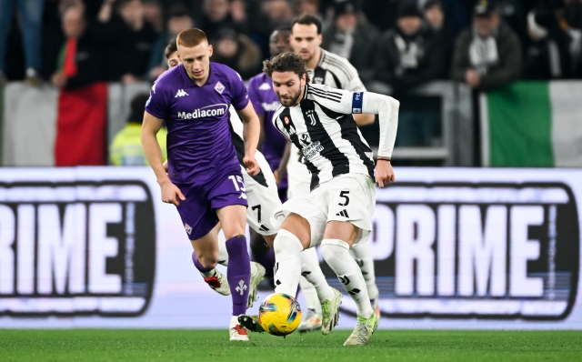 TURIN, ITALY - DECEMBER 29: Manuel Locatelli of Juventus is challenged by Pietro Comuzzo of Fiorentina during the Serie A match between Juventus and Fiorentina at Allianz Stadium on December 29, 2024 in Turin, Italy. (Photo by Daniele Badolato - Juventus FC/Juventus FC via Getty Images)