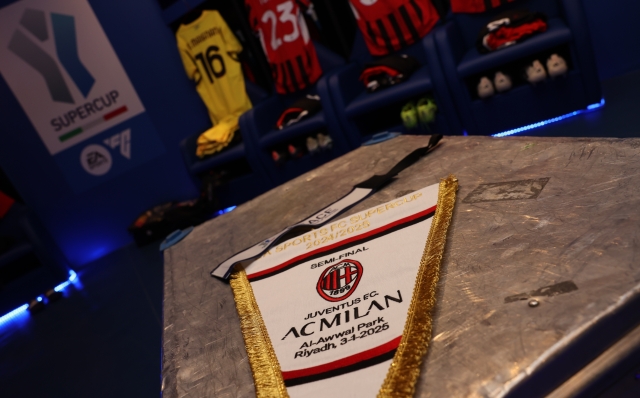 RIYADH, SAUDI ARABIA - JANUARY 03:  A general view inside the AC Milan dressing room before the Italian Super Cup Semi-Final match between AC Milan and Juventus at Al Awwal Park on January 03, 2025 in Riyadh, Saudi Arabia. (Photo by Claudio Villa/AC Milan via Getty Images)